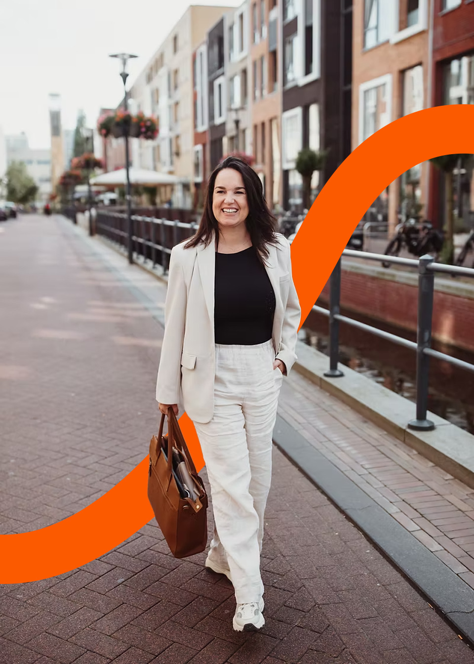 Oranje lijn over een portret van Annique in Amsterdam